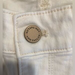 White straight leg, ankle-length Modern Fit Ann Taylor women’s jeans (size 2)